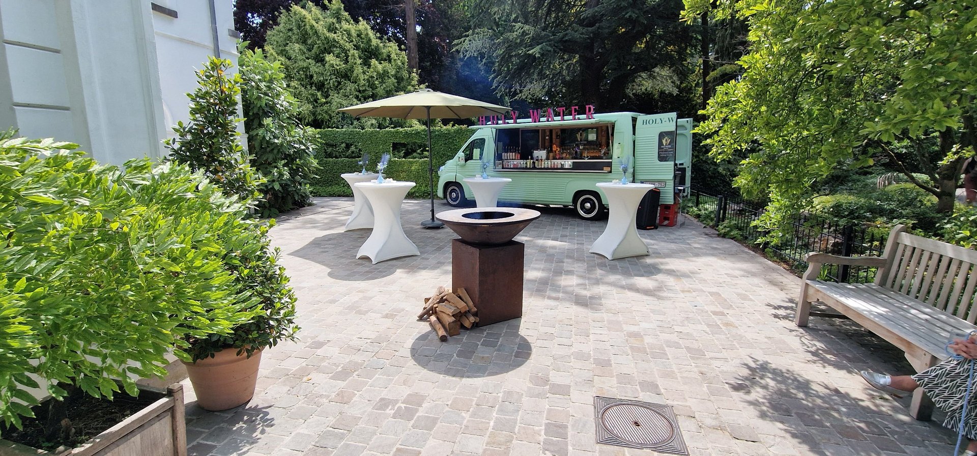 De retro Citroën Type H drinks truck van GinTony op een feestlocatie